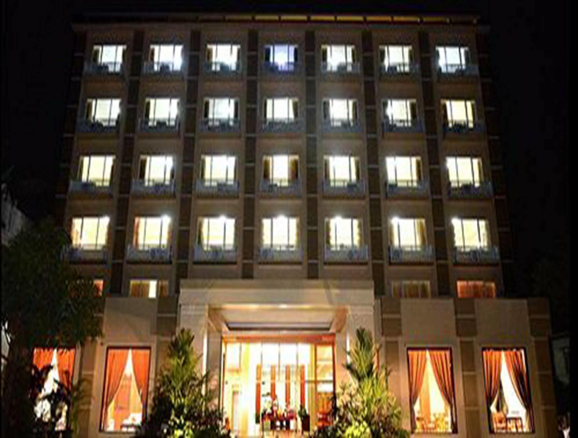 Reno Hotel Rangoon Buitenkant foto